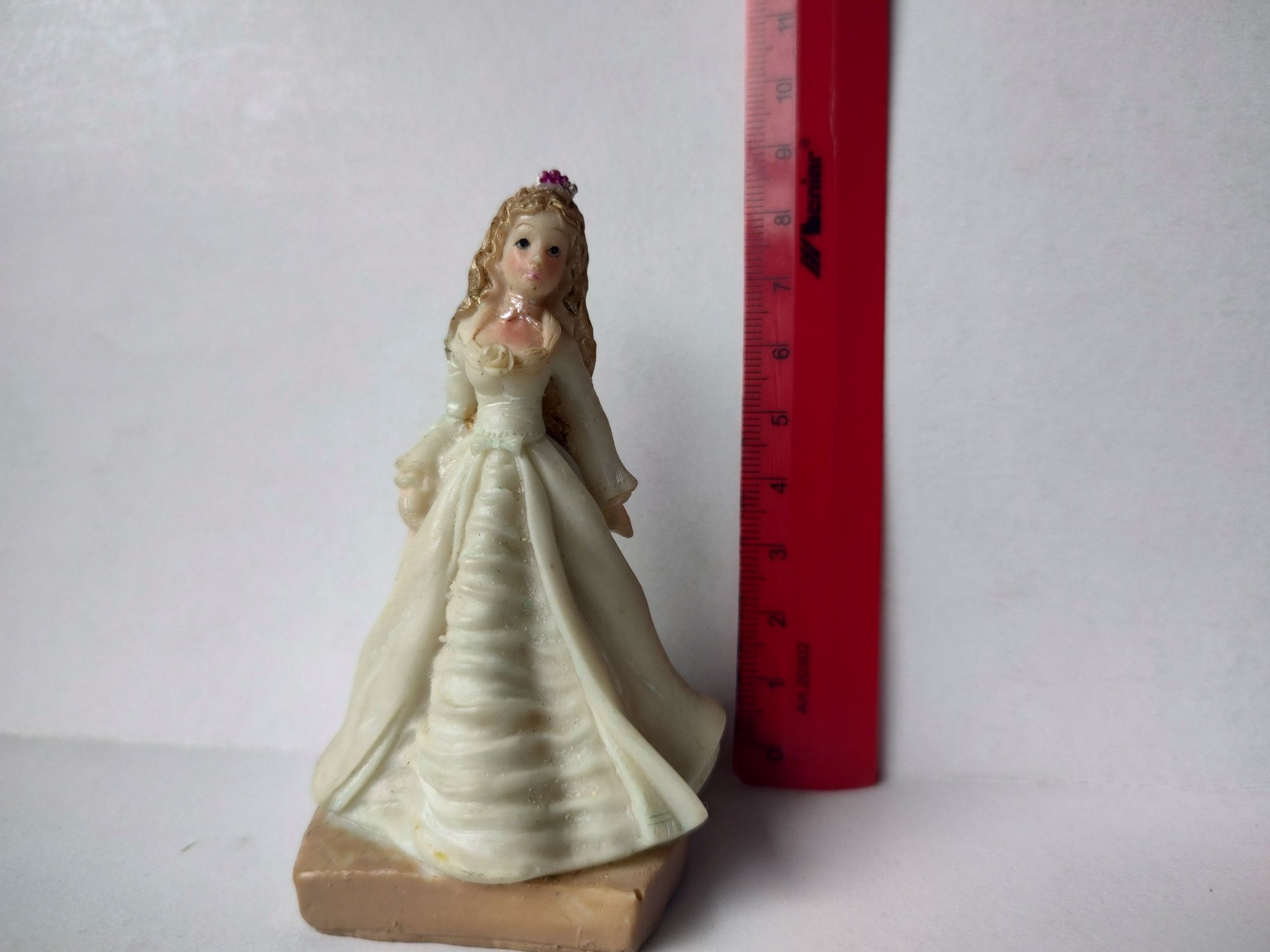 Ozdobna figurka księżniczki w białej sukni balowej