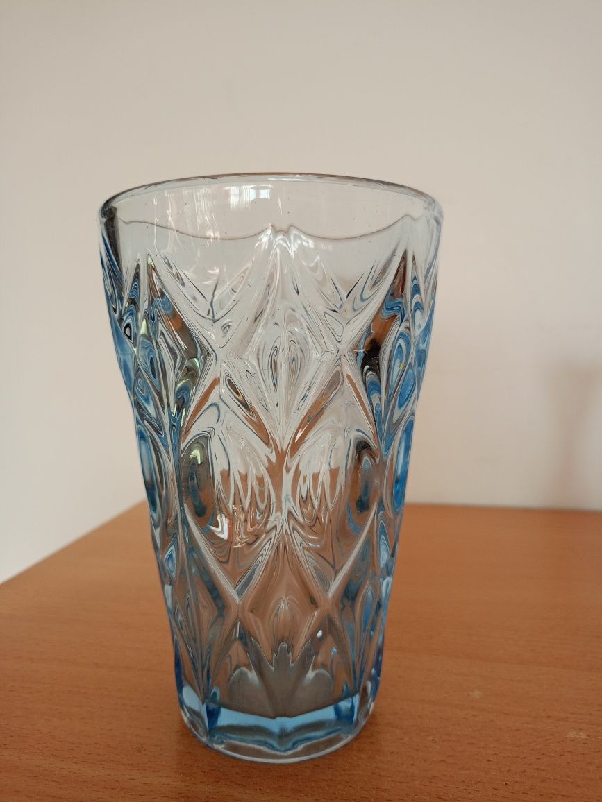 Niebieski wazon. Szkło prasowane.