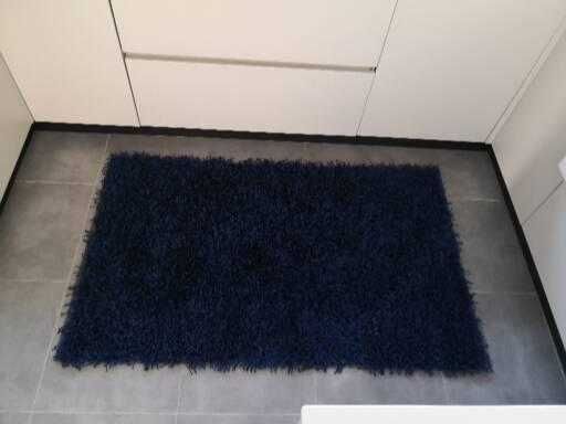 Carpete retangular azul com 90x120cm