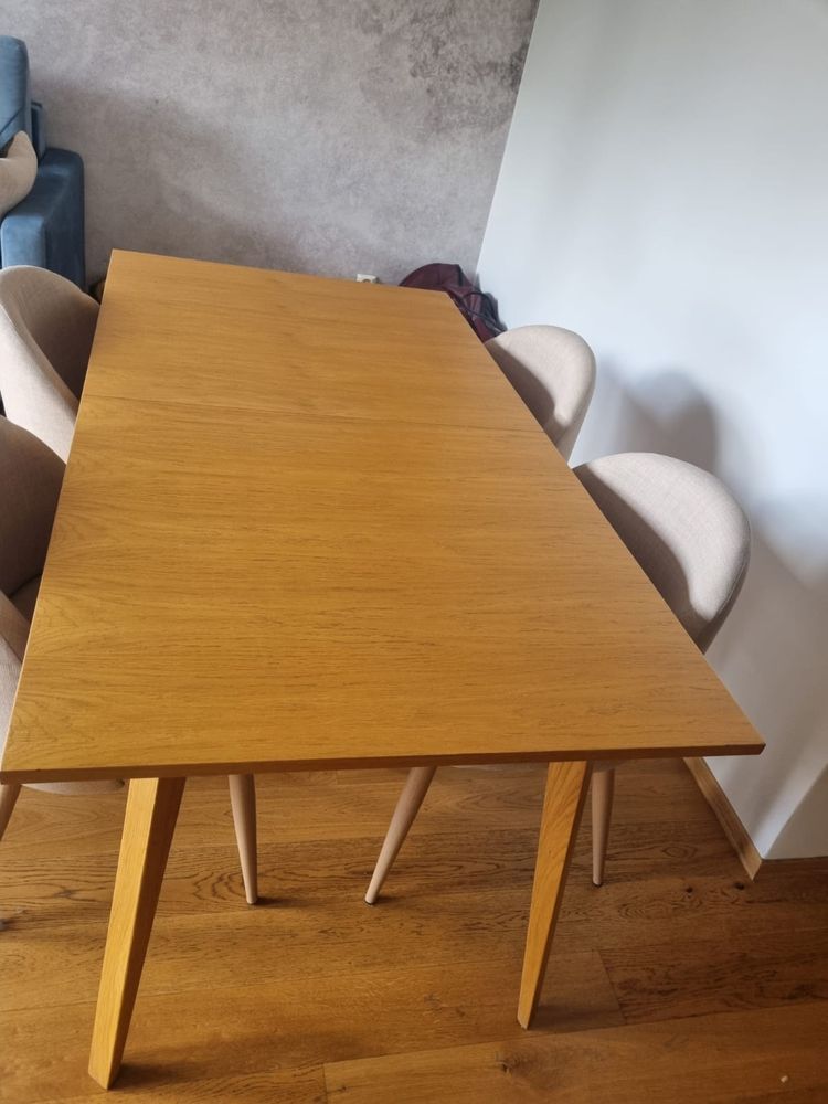 Stół dębowy plus krzesła.