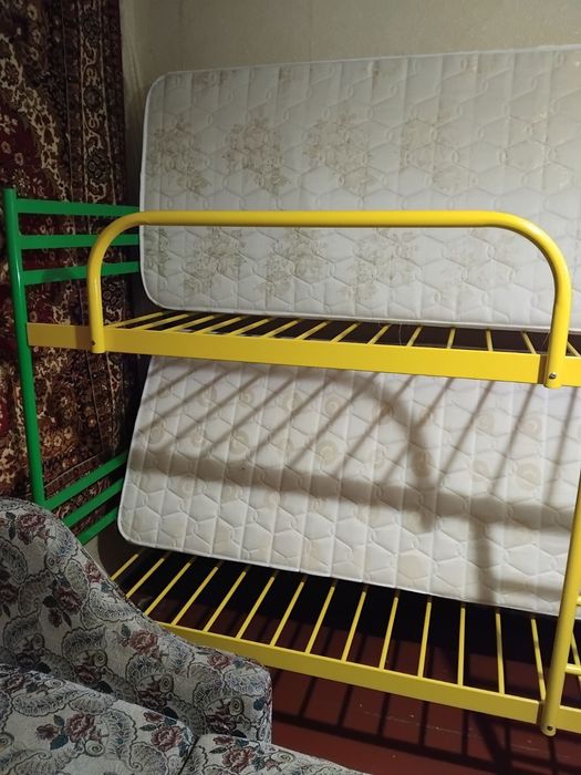 Двухярусне дитяче ліжко