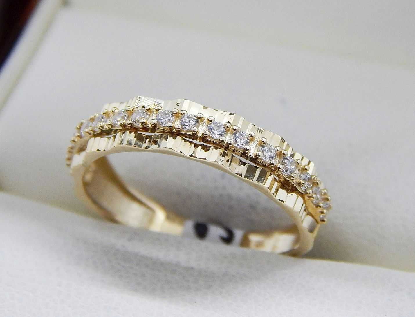 Złoty pierścionek obrączka ryflowana z cyrkoniami złoto p. 585 roz. 14