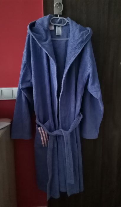 Niebieski szlafrok z kapturem