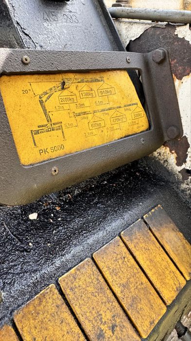 Автомобіль з краном маніпулятором