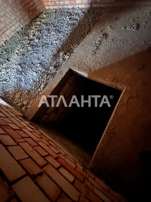 Двоповерховий будинок біля Чернівців