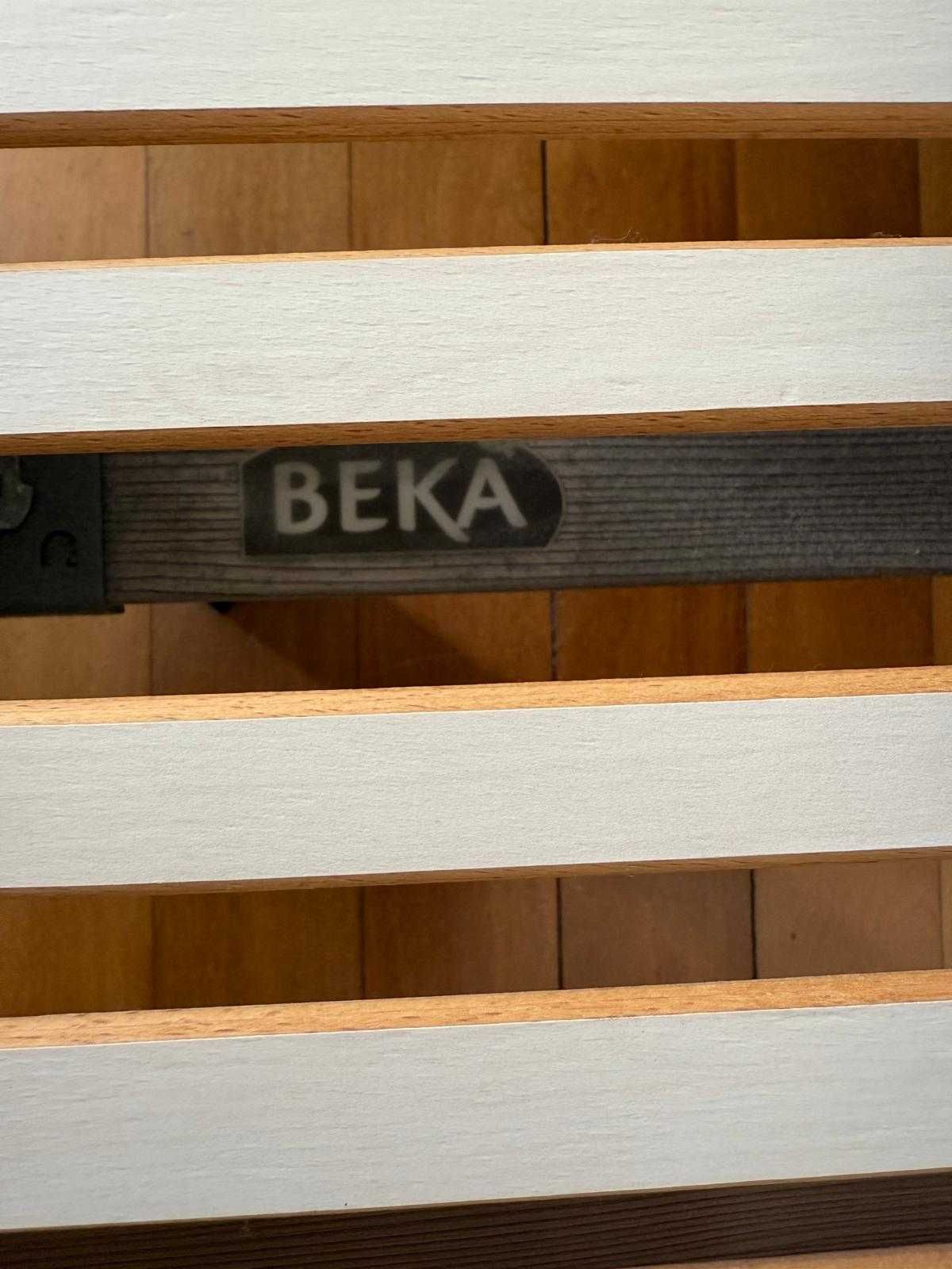 Cama e deck de ripas
