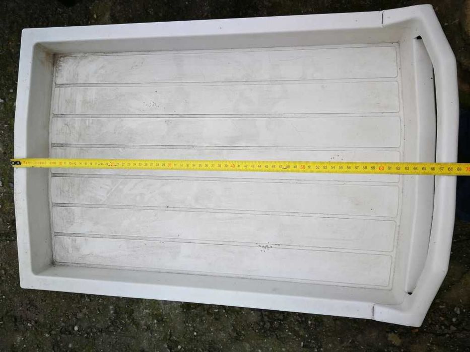 Plastikowy stolik na kółkach do ogrodu, podwórka, na grill