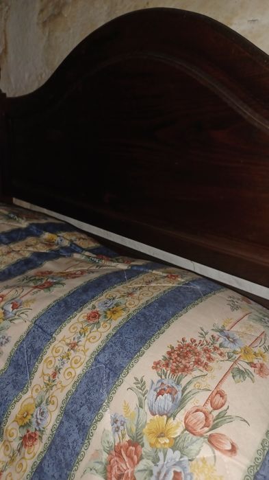 Cama com colchão e 2 mesinhas