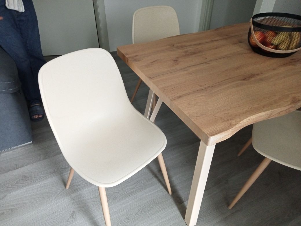 Mesa com 4 cadeiras nova!