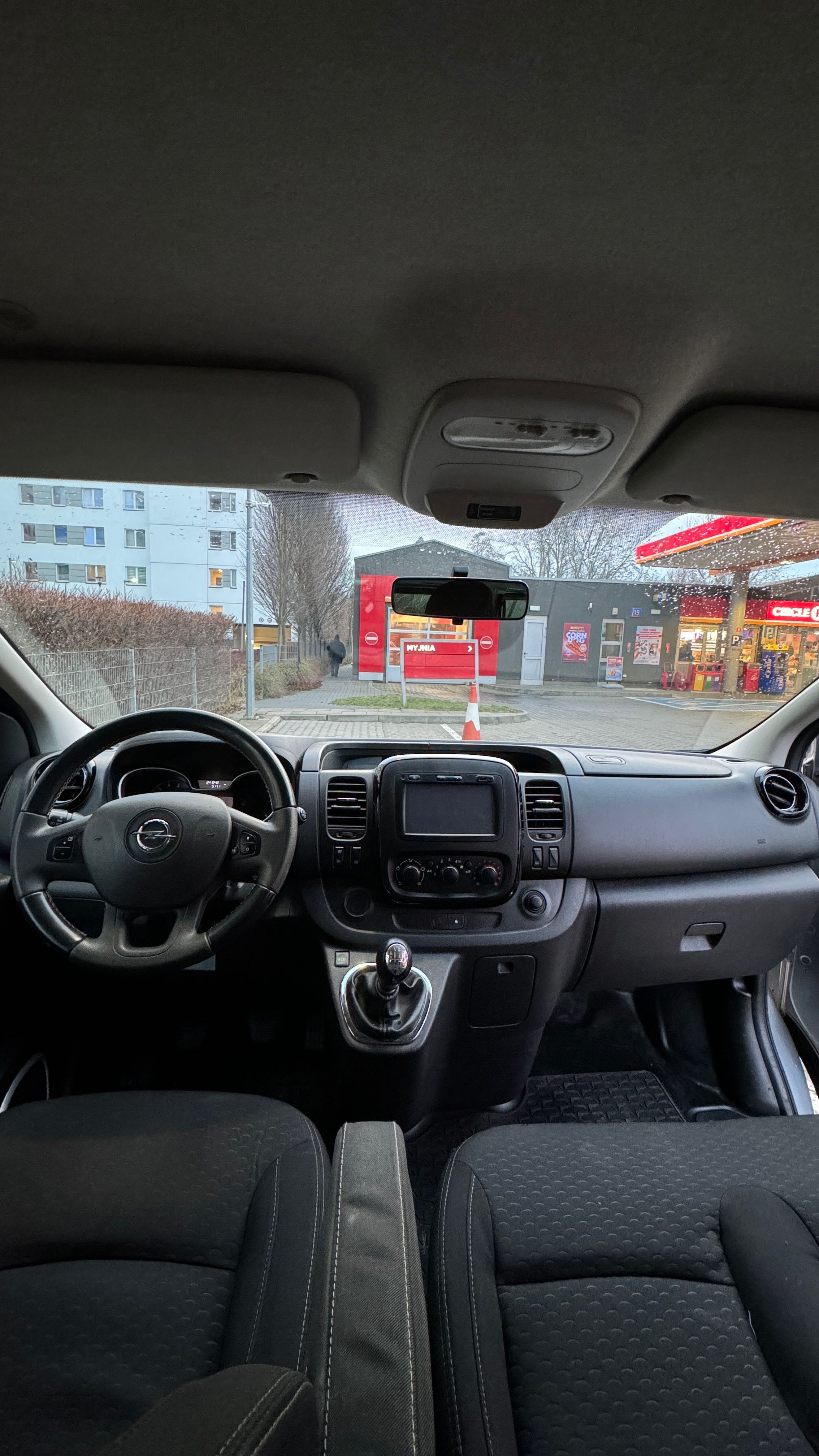 Wynajem auta bus van 9-osobowy Opel Vivaro Renault Traffic Long