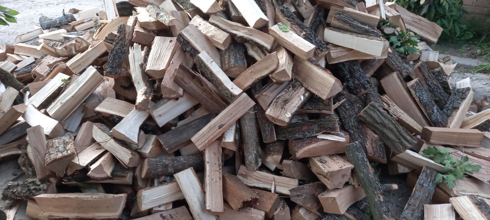 Колоті дубові дрова , дрова з доставкою , сухі пиляні колоті .