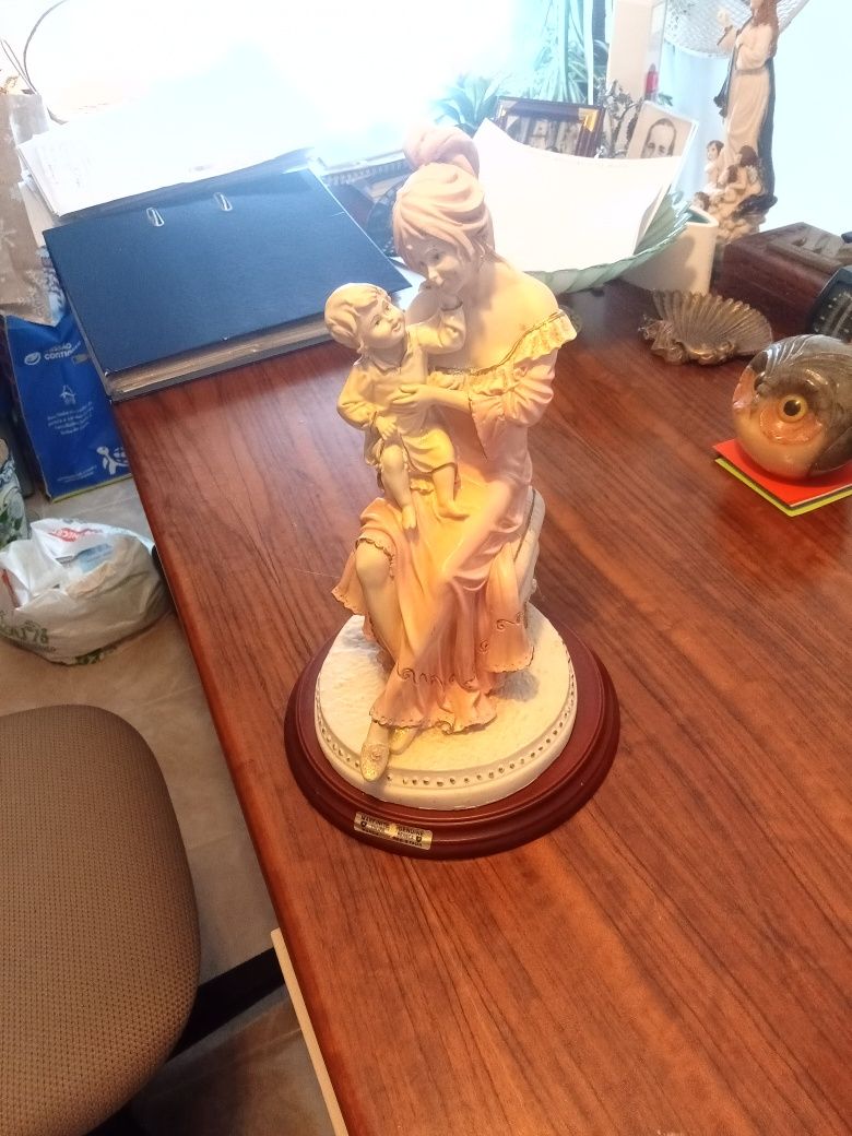 Estatueta em marfinite mãe pobre