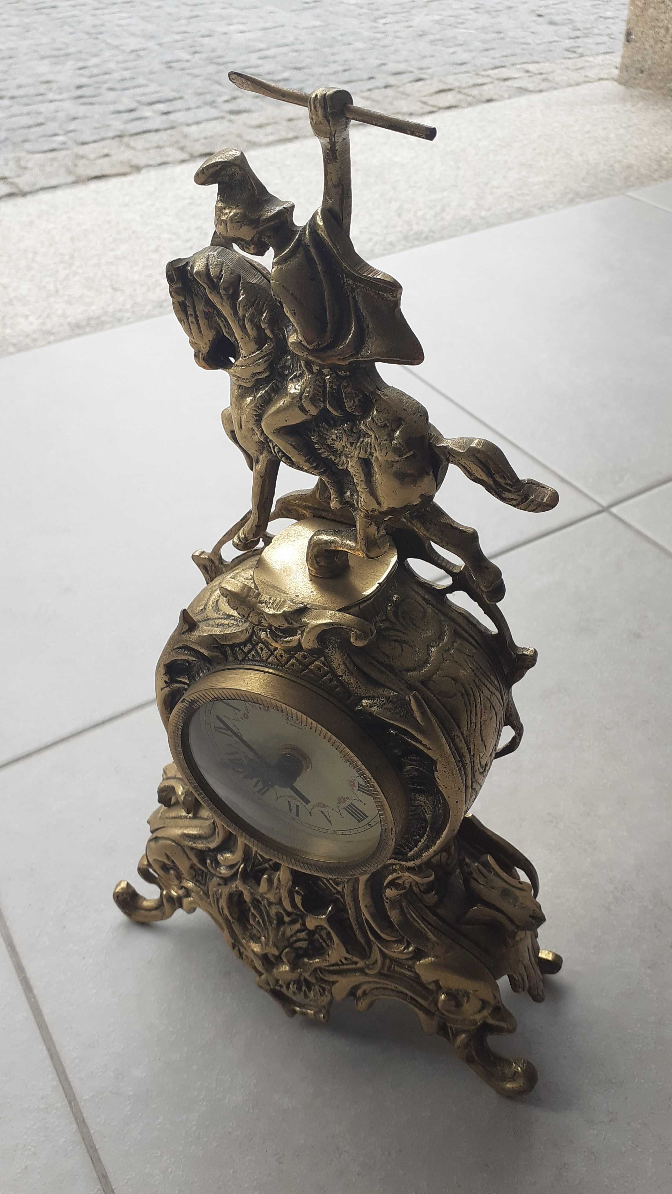 Relógio Clássico em Latão