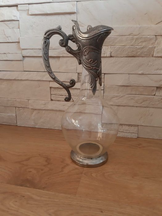 Karafka na wino w neoklasycystycznym stylu