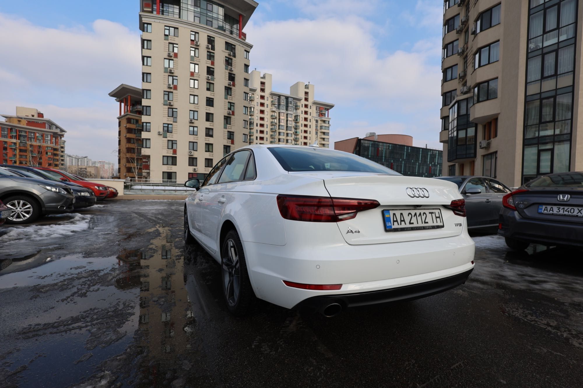 Продаю Audi A4 перша єдина власниця 69000км без дтп