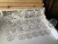 Varios copos de vidro e cristal