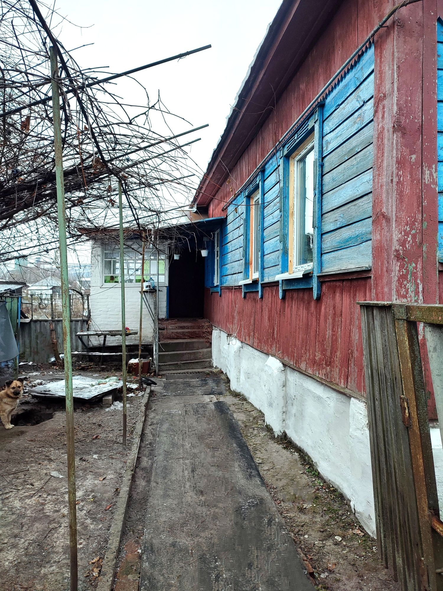 Продається будинок в житловому стані.
