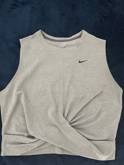 Camisolas Nike rosa e cinza