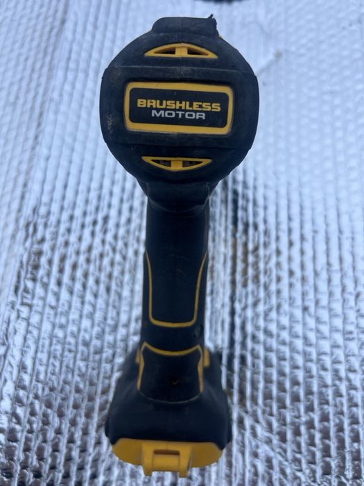 Шурупокрут dewalt безщітковий DCD 777