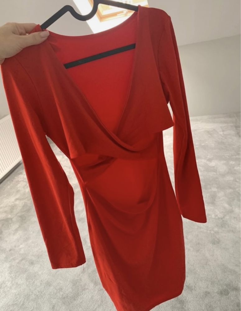 Nowa, czerwona przepiękna sukienka z wycięciami rozmiar uniwersalny
