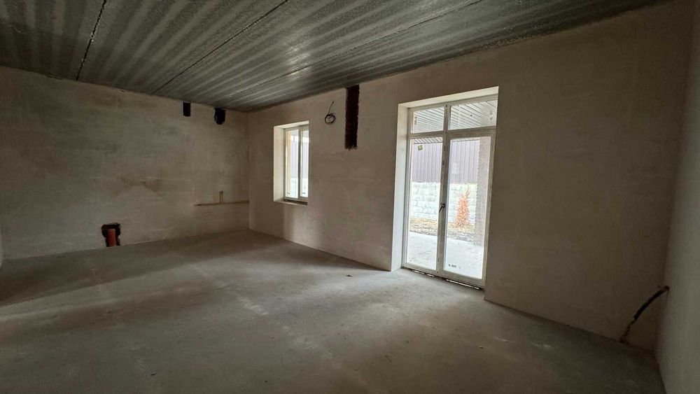 Великий будинок з терасою, ділянкою. єОселя, постанова, сертифікат