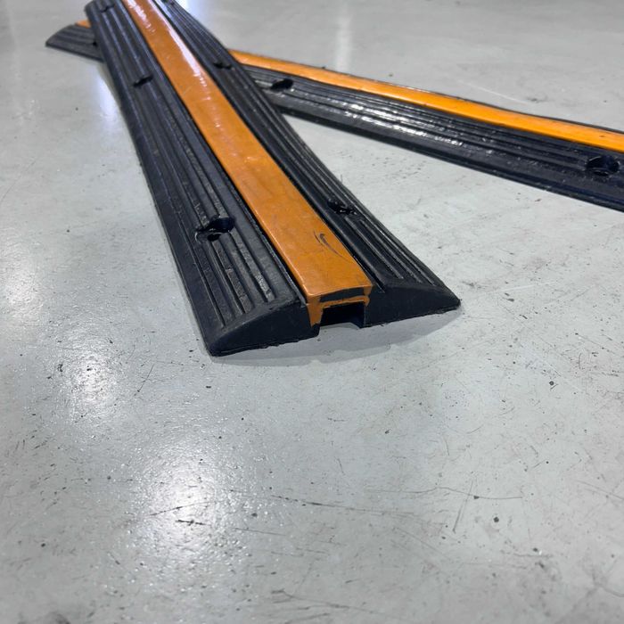 Lombas de Borracha com Passagem de Cabos