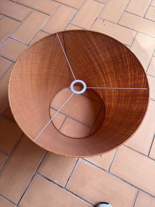 Candeeiro de pé em ferro forjado com abajour