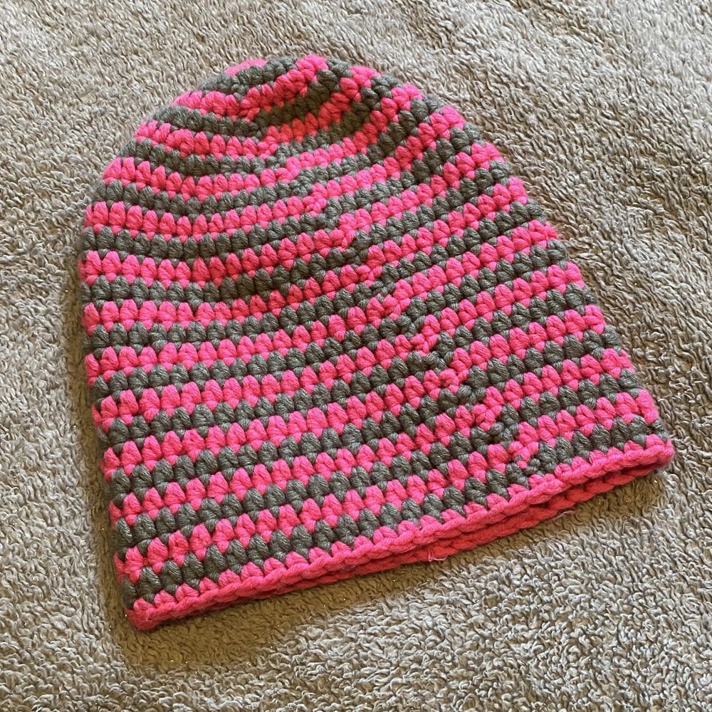 Ciepła różowo- szara czapka