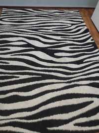 dywan czarno biały zebra