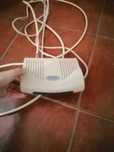 router para internet branco com cabos