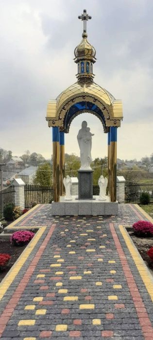 Капличка для Дому. Капличка біля хати. Куполи накриття Матері Божої та