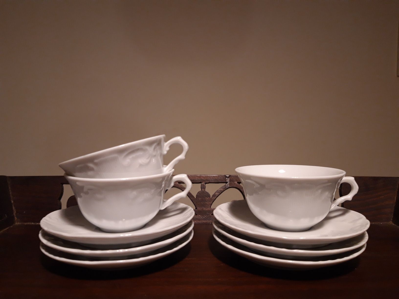 3 chávenas de café da VISTA ALEGRE, com motivos em relevo + 6 pires