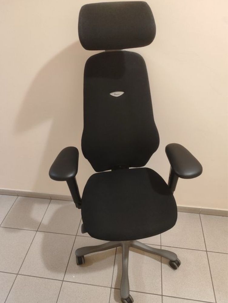 Forel ergonomiczny Kinnarps 600 Plus z zagłówkiem, czarny