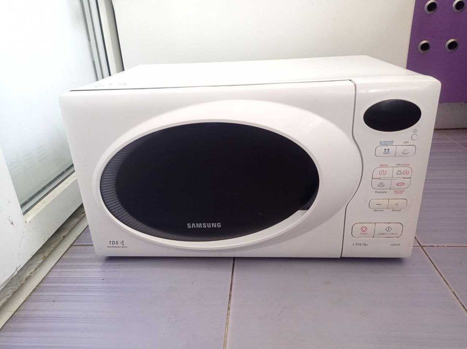 Микроволновая печь Samsung GE87GR с грилем в отличном состоянии