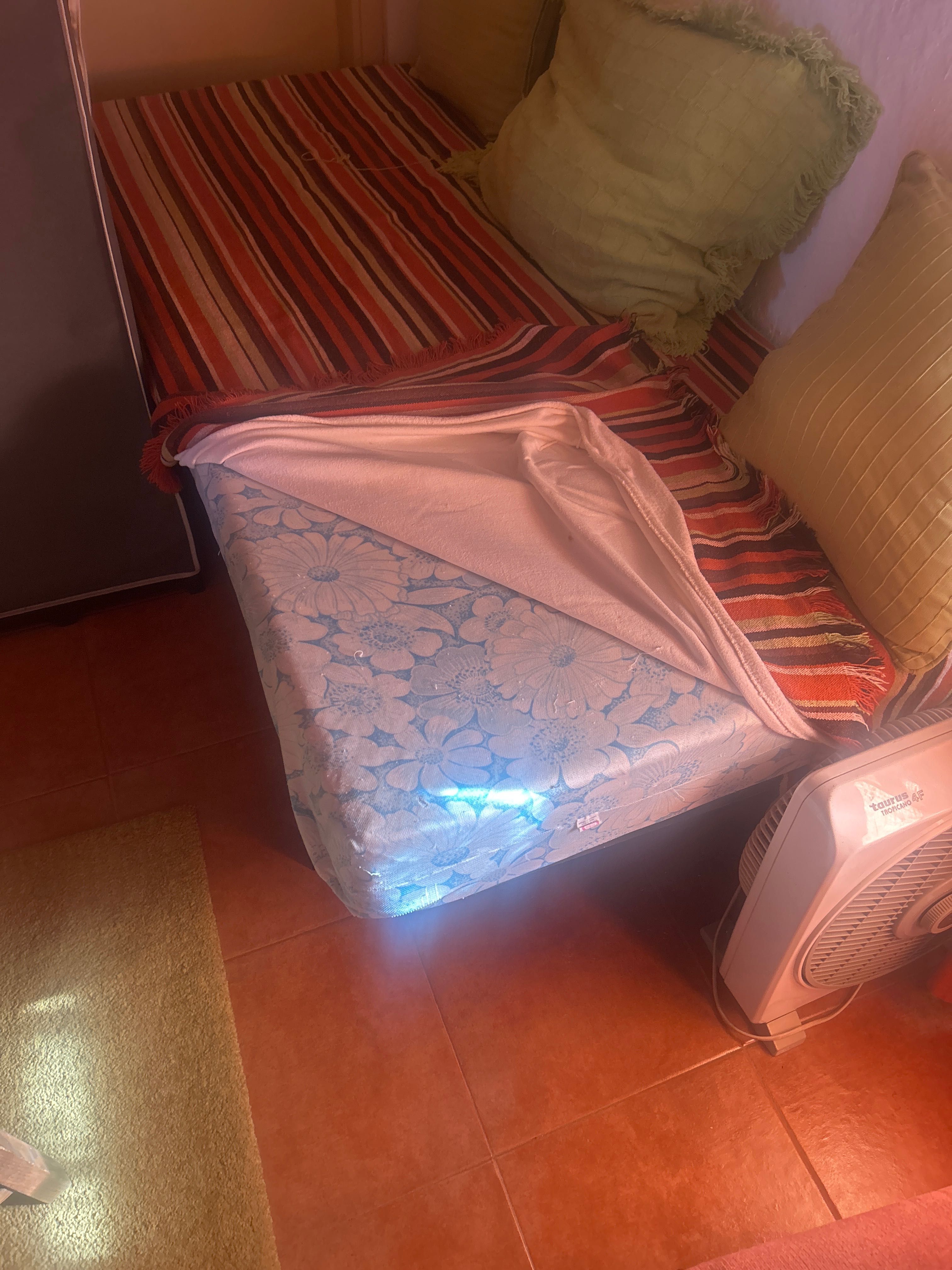 Estrado e colchão em muito bom estado