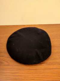 Beret ciemnoniebieski.