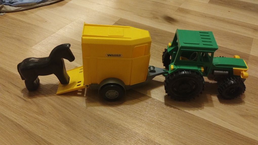Traktor z przyczepą do przewozu konia