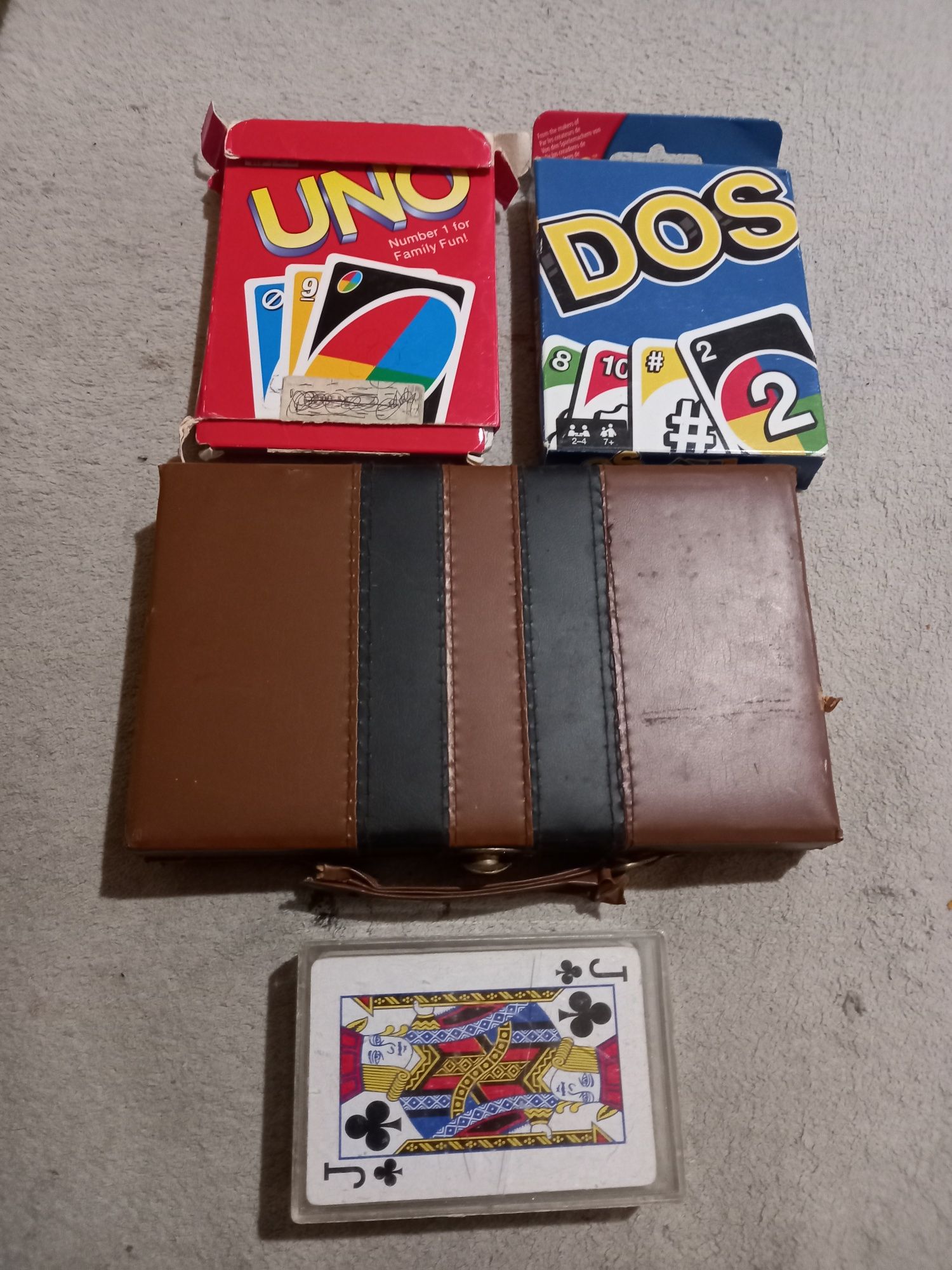 Vários jogos dominó e cartas