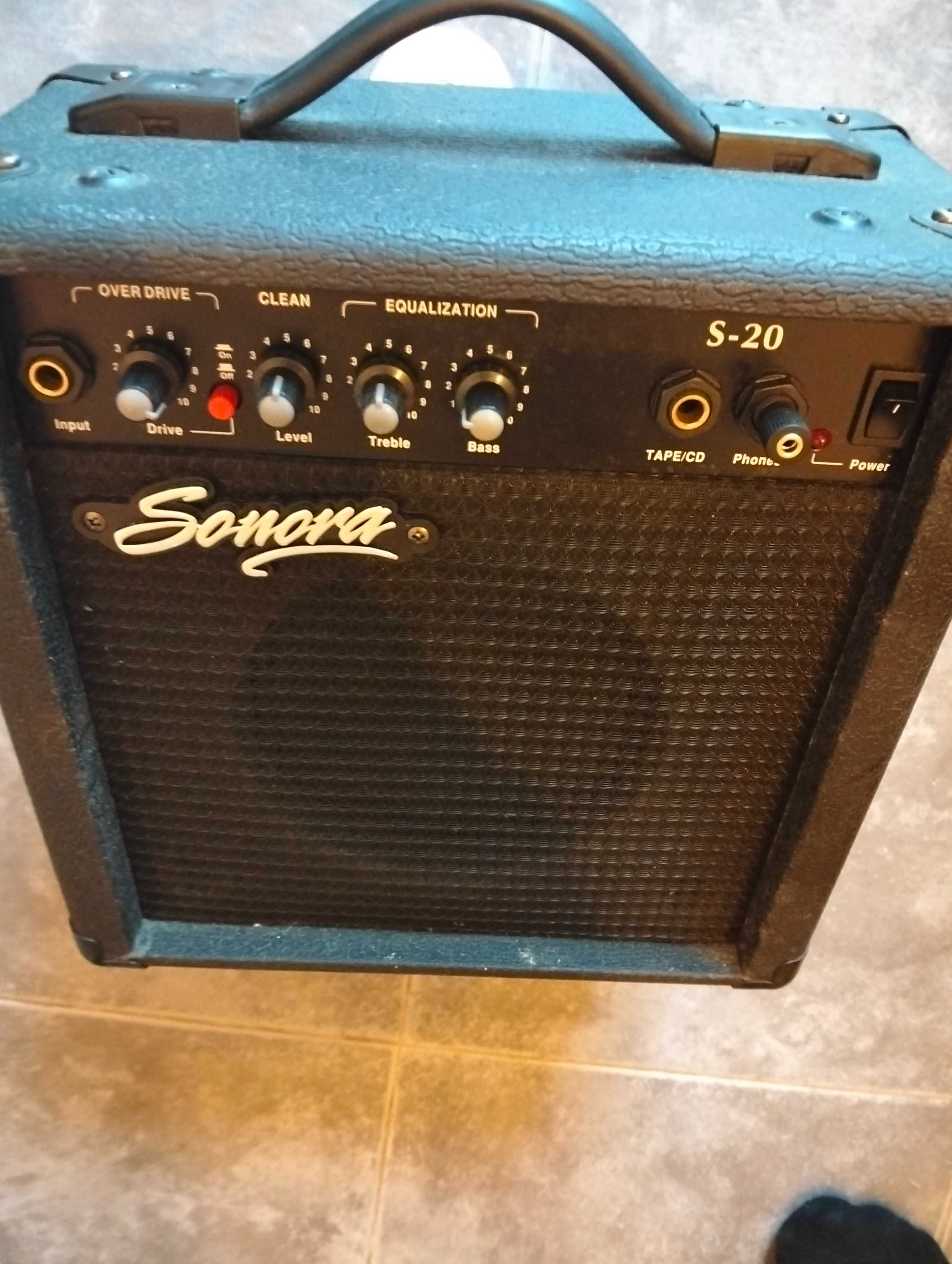 Guitarra elétrica e amplificador impecáveis para começar a tocar