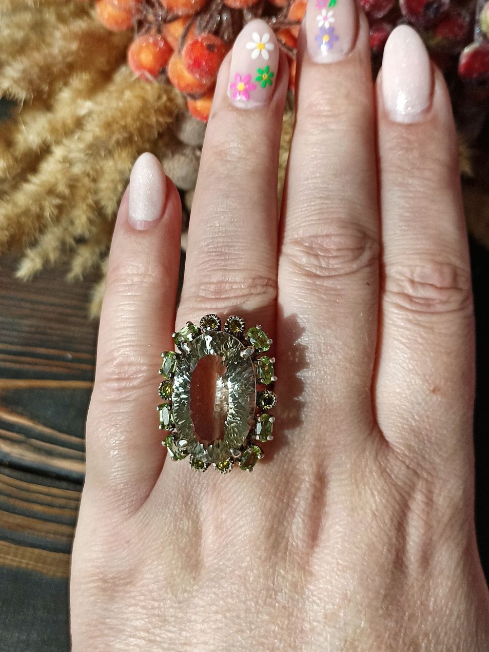 Серебряное кольцо с зелёным аметистом и хризолитами