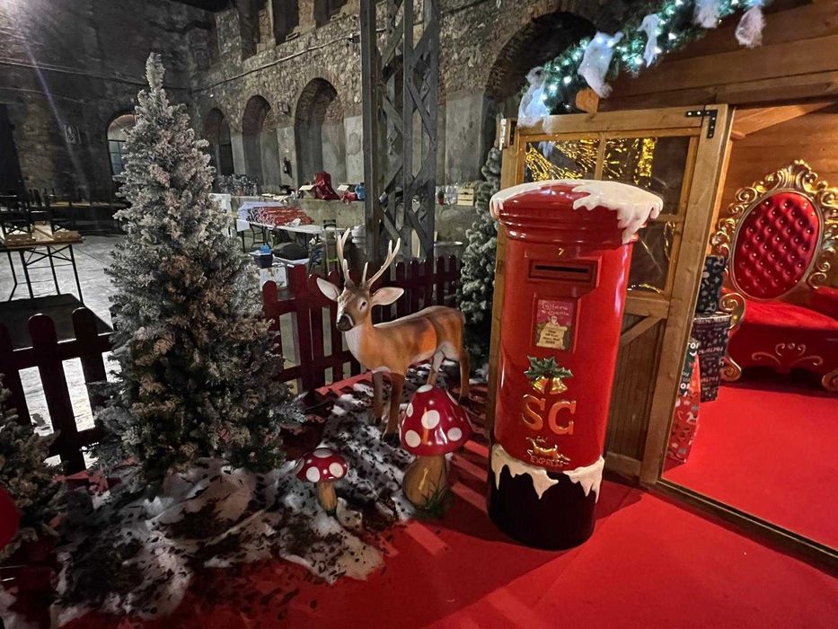 Cadeirão e marcos de Correio.