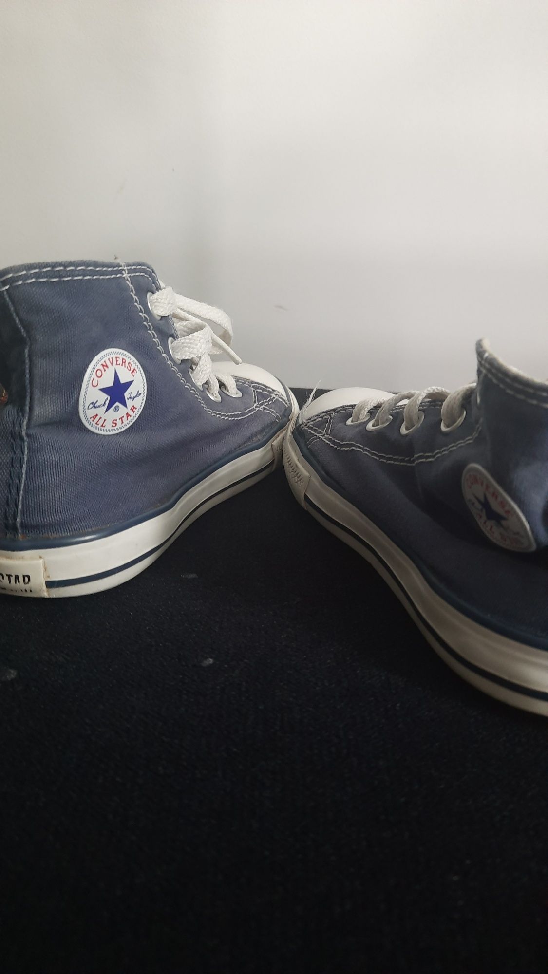 Dwie pary converse