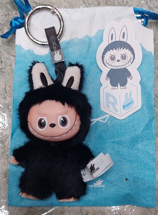 Oryginalna mała czarna Labubu R Pin for Love Pop Mart tanio