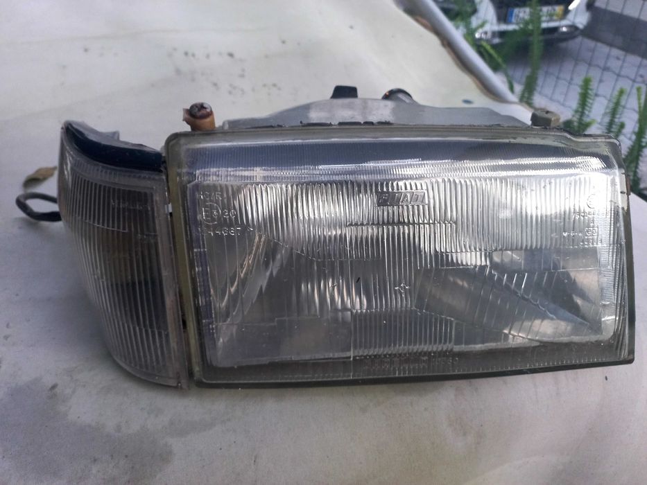 Farol dianteiro FIAT UNO com pisca lado  contrario ao condutor .
