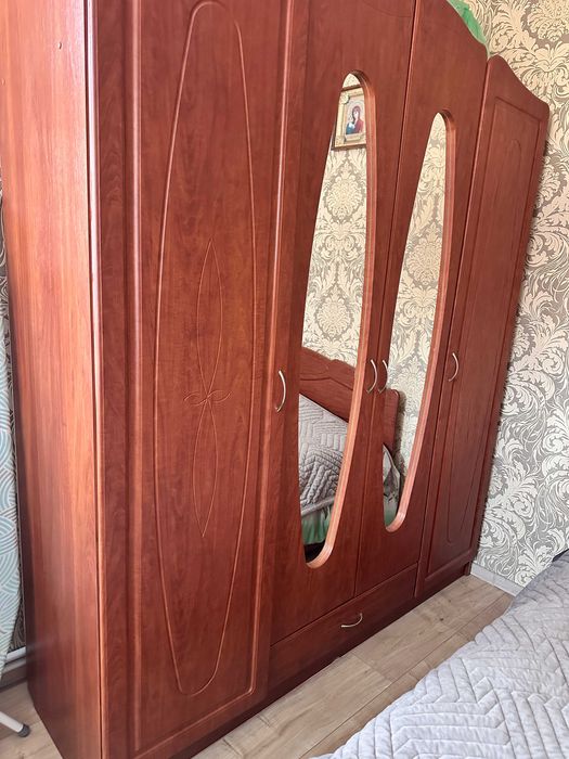 Спальня: ліжко, шафа, комод, тумби