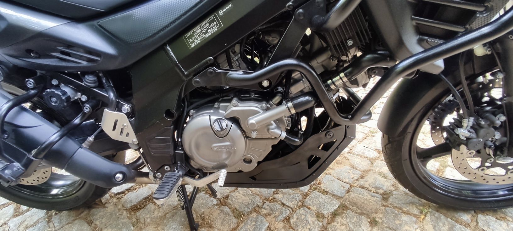 Suzuki v-strom 650 carregada de extras