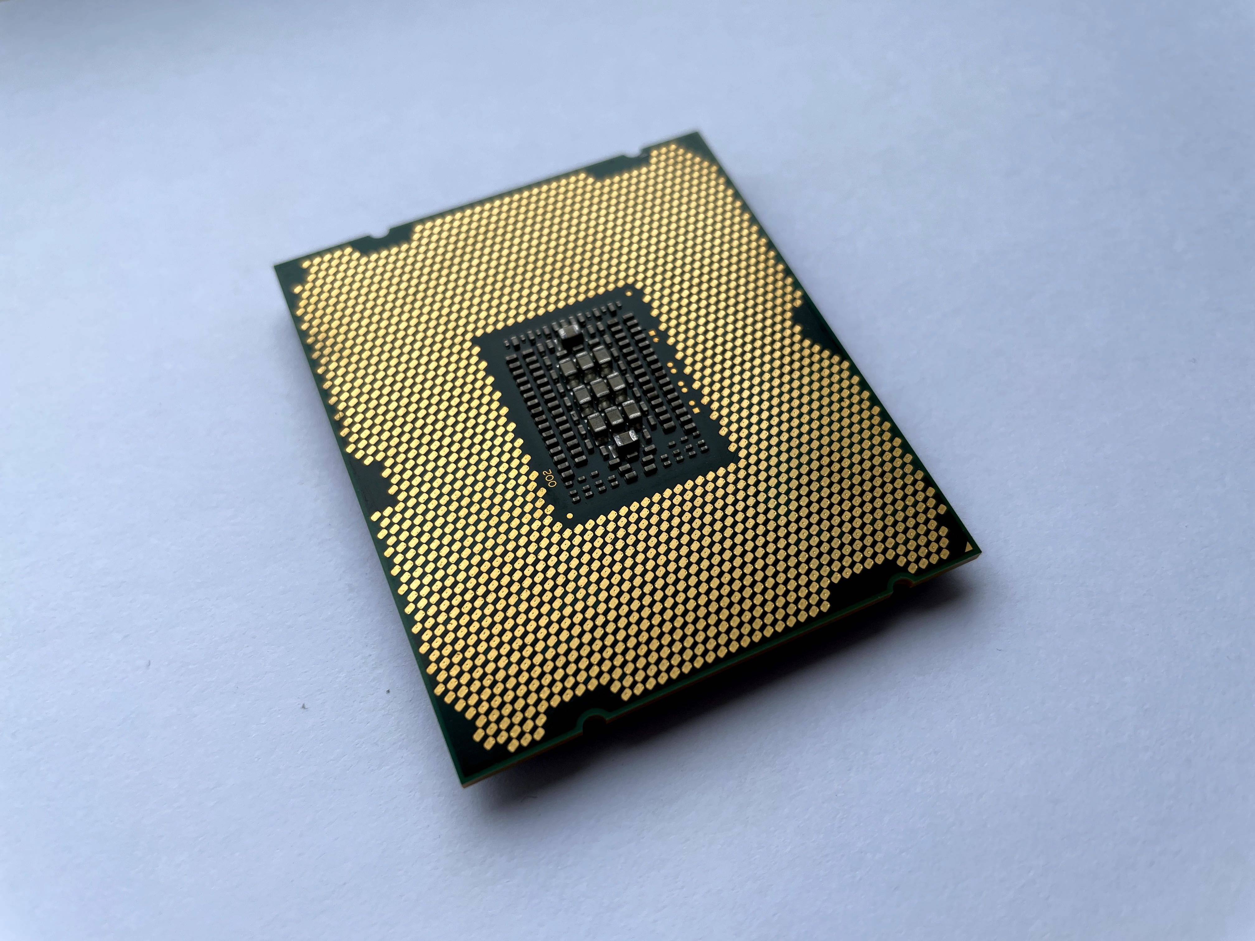 Процесор Intel Xeon E5-2680 (8 ядер, 2.7 ГГц, LGA 2011)