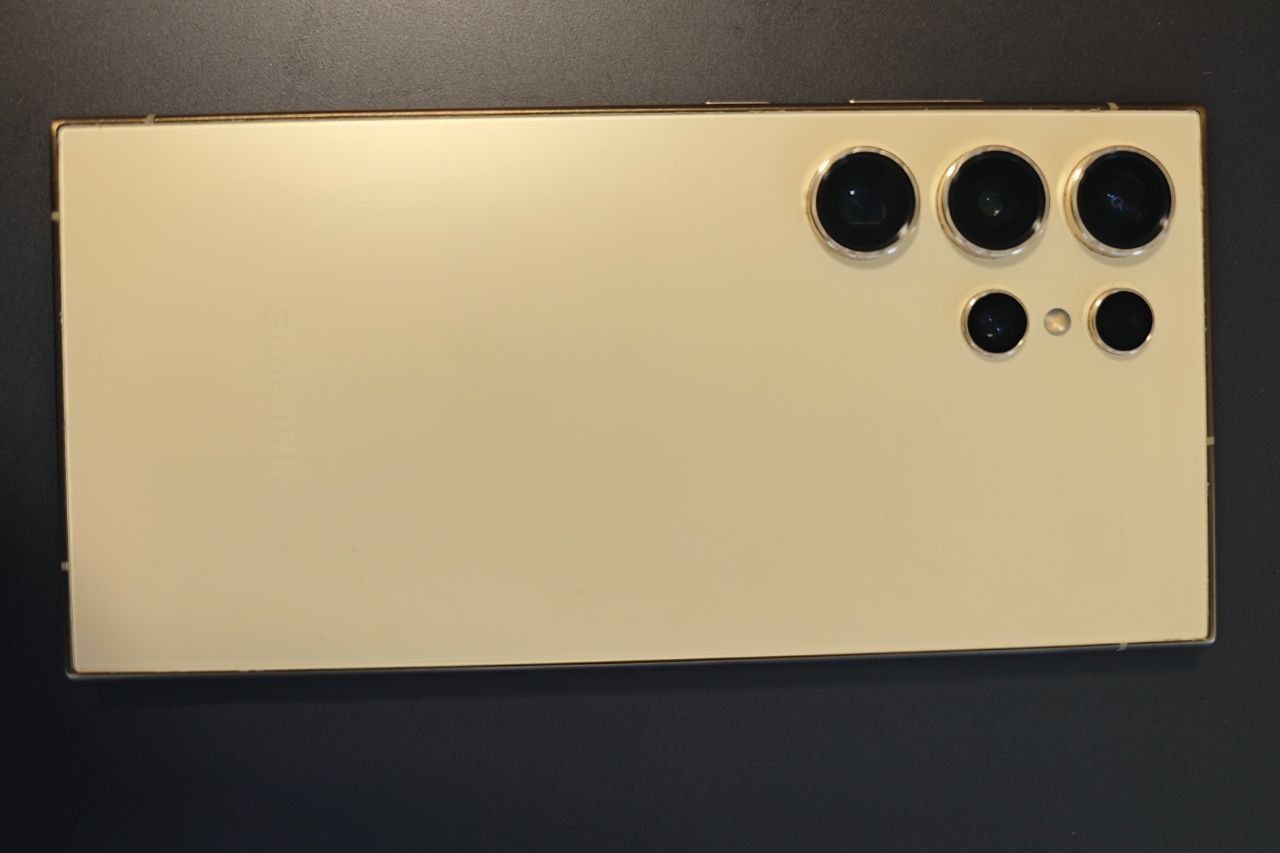 Samsung S928B Galaxy S24 Ultra 12/256Gb android 15gold unlocked