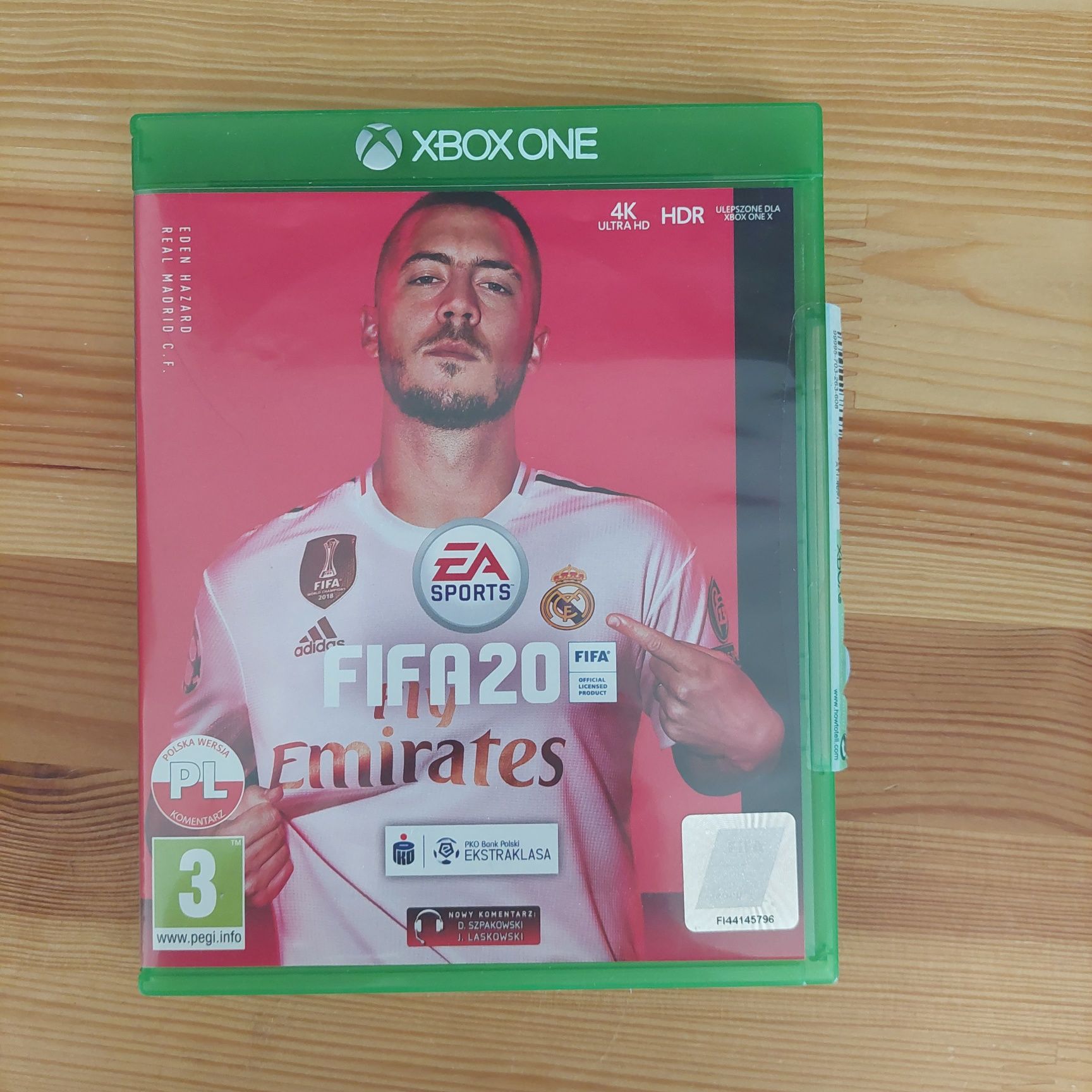 4 gry na konsolę.