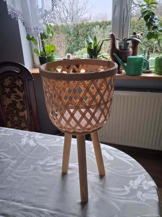 Drewniany stojak na kwiaty